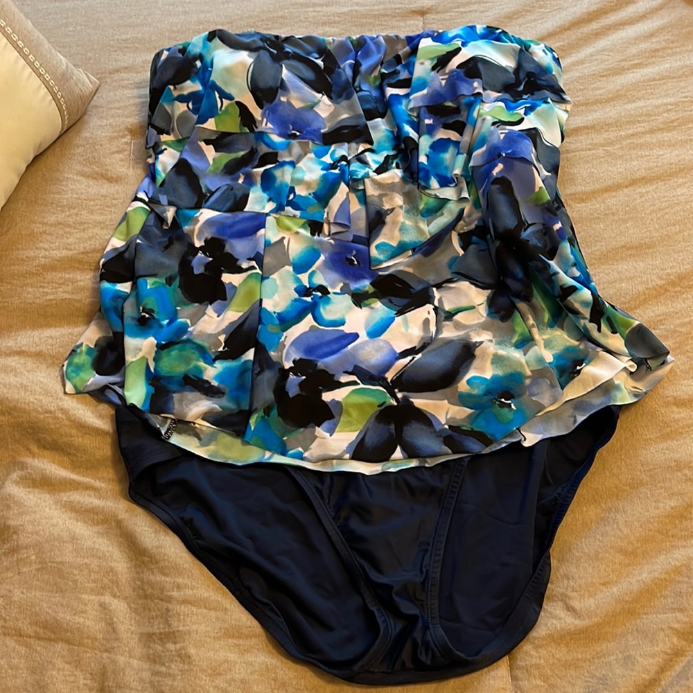 Swim suit new. Two pieces. Never worn. Removal strap
